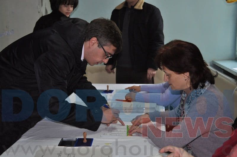 Andrei Dolineaschi si Doine Federovici la votare_05