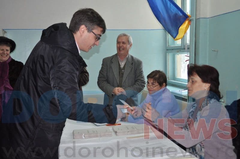 Andrei Dolineaschi si Doine Federovici la votare_09