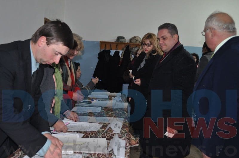 Manuel Popa si Bogdan Vascu la votare_02