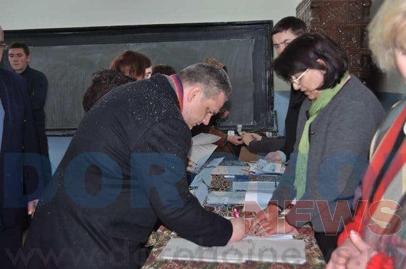 Manuel Popa si Bogdan Vascu la votare_03