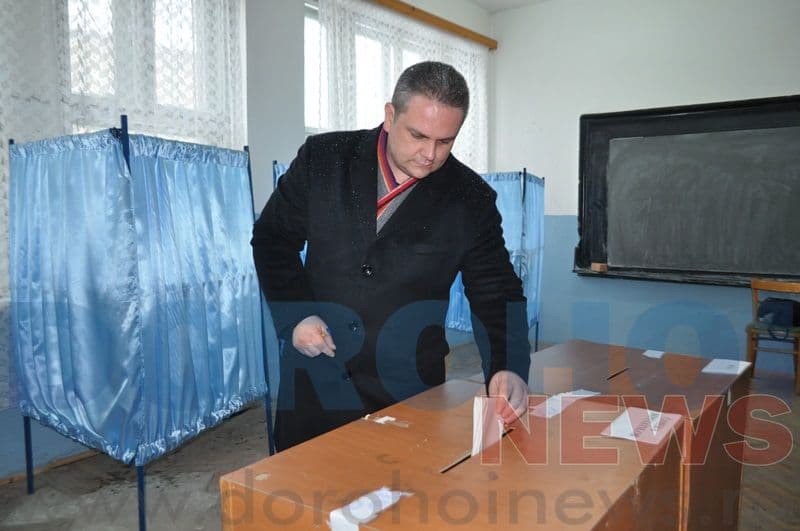 Manuel Popa si Bogdan Vascu la votare_05
