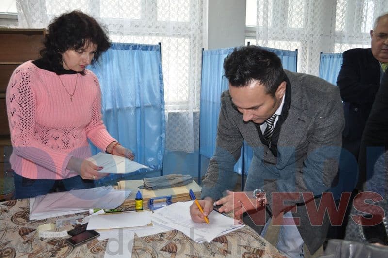 Manuel Popa si Bogdan Vascu la votare_06