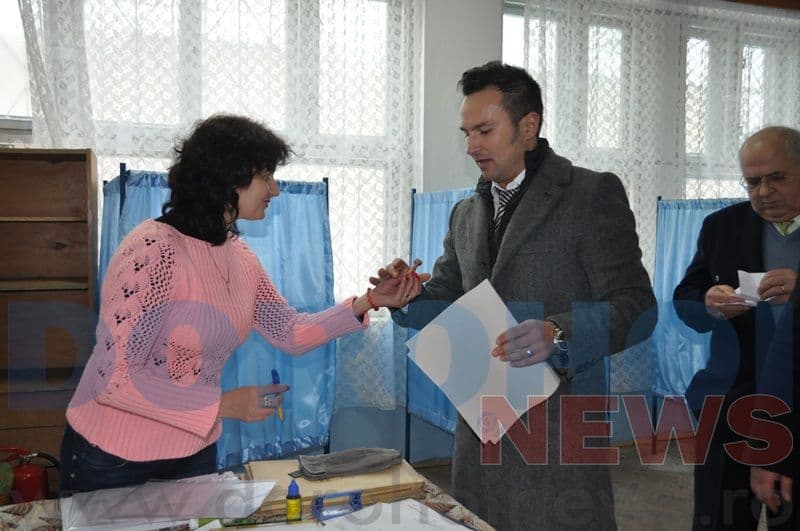 Manuel Popa si Bogdan Vascu la votare_07