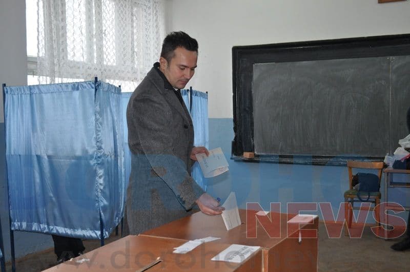 Manuel Popa si Bogdan Vascu la votare_08
