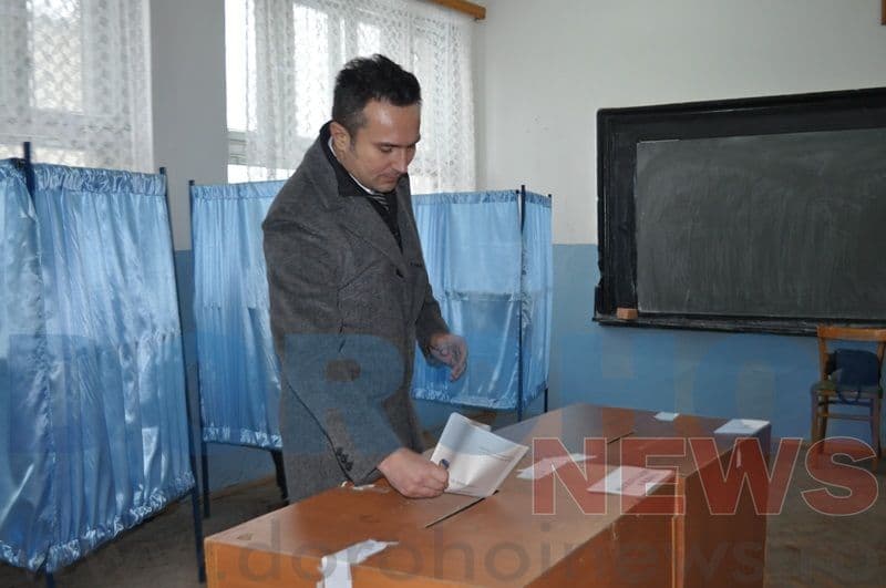 Manuel Popa si Bogdan Vascu la votare_09