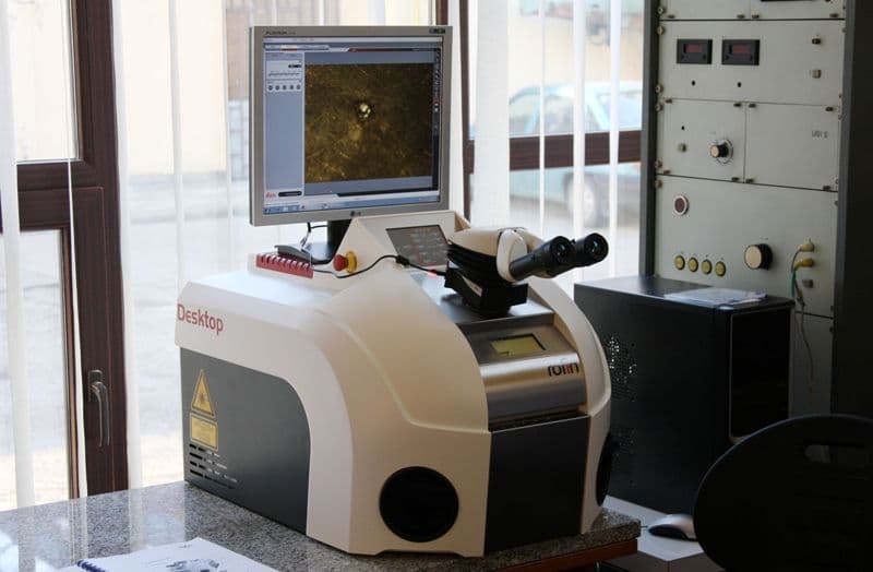 Florin-Todirica-la-spectromicroscop_2