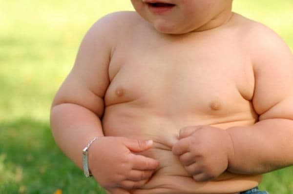 Greşeli de alimentaţie: Cum îi faci rău copilului tău cu mâna ta