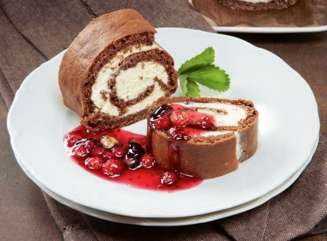Ruladă cu cremă de fructe de pădure