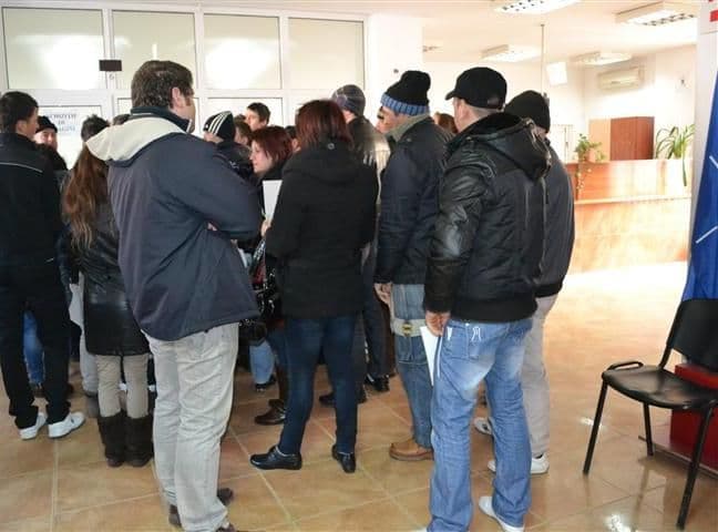 Cozi interminabile pentru preschimbarea permisului auto