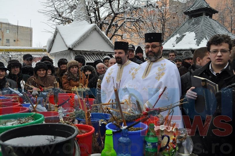 Boboteaza: Ziua când se sfinţesc apele - Credincioșii din Dorohoi au primit agheasmă - FOTO