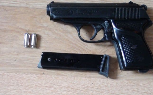 Doi suceveni au fost surprinşi când încercau să vândă un pistol