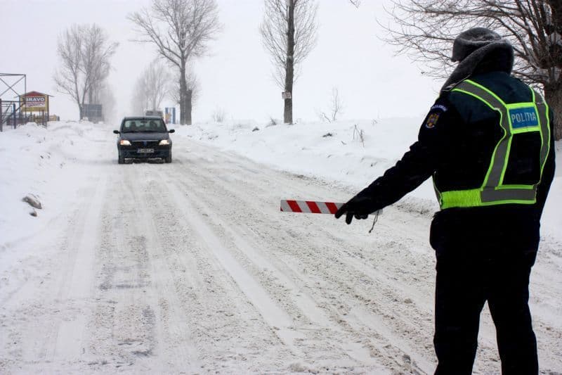 Peste 100 de poliţişti acţionează pentru restricţionarea circulaţiei pe drumurile afectate de zăpadă