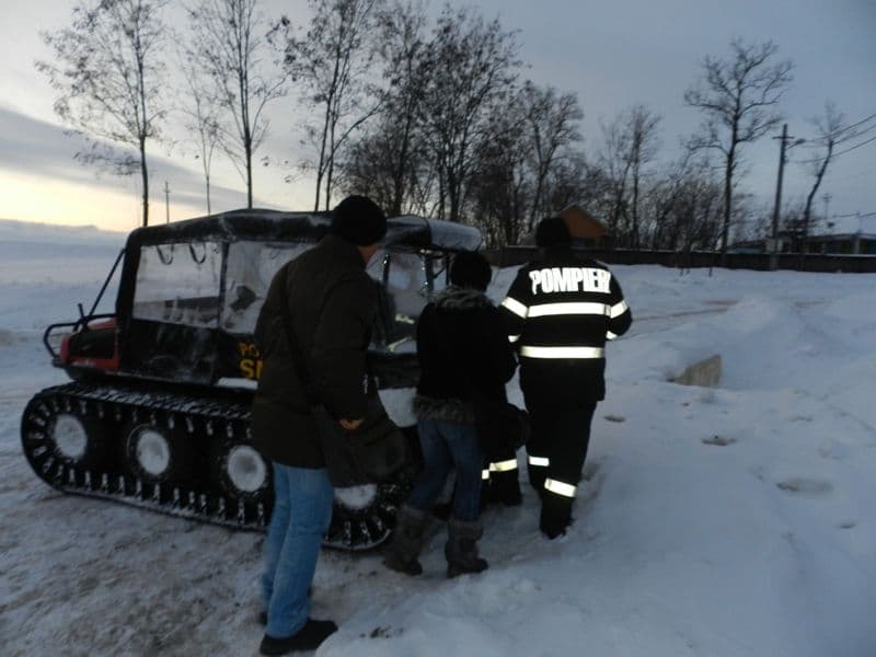 Aduşi la dializă cu ATV-ul pe şenile de poliţiştii de frontieră