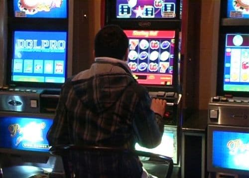 Cercetat penal pentru că a spart un aparat de jocuri electronice