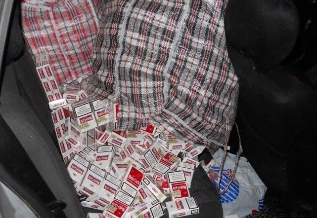 Bărbat prins în timp ce transporta cu mașina țigări de contrabandă