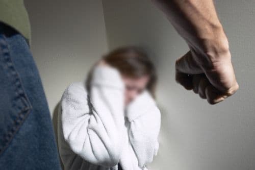 Bărbat cercetat pentru că și-a amenințat soacra și soția cu acte de violență