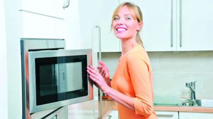 Întrebuinţări inedite ale cuptorului cu microunde: Ajută la spălatul şosetelor