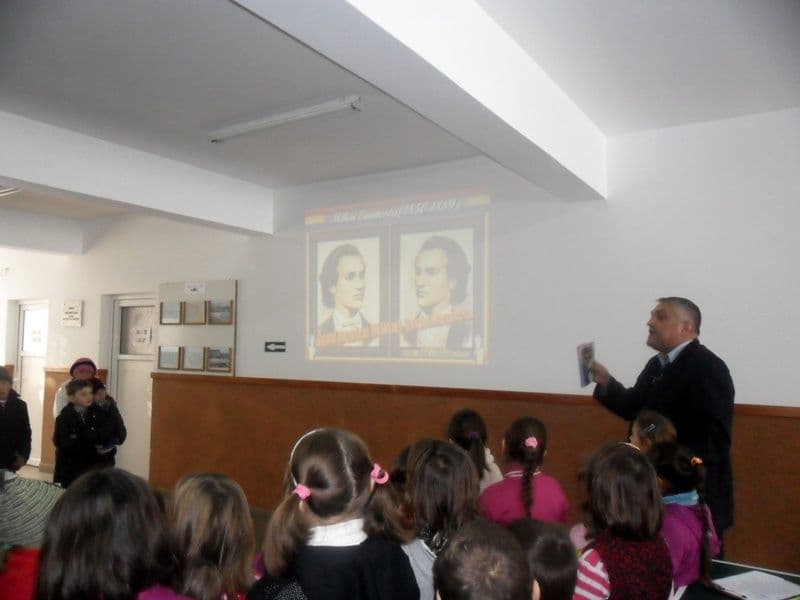 EMINESCU sărbătorit de elevii Şcolii Gimnaziale „Mihail Sadoveanu” din Dumbrăviţa - FOTO