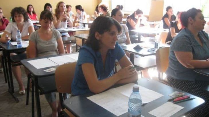 Mii de educatori şi învăţători, obligați să meargă la facultate