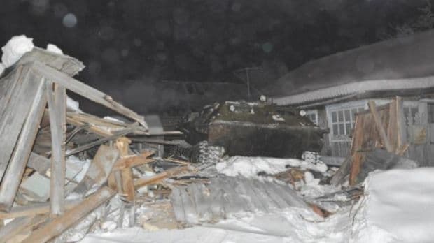 O femeie din Rusia s-a trezit cu un tanc în casă. Un vecin a crezut că a început războiul