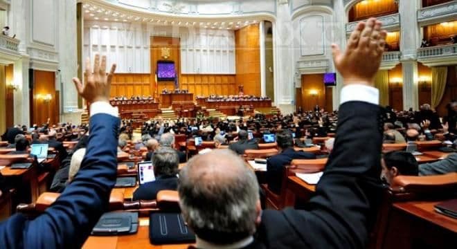 Parlamentarii nu vor mai fi obligaţi să justifice în scris absenţele