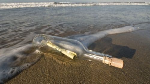 INEDIT: A aruncat o sticlă cu o scrisoare în mare. După 17 luni a primit răspuns