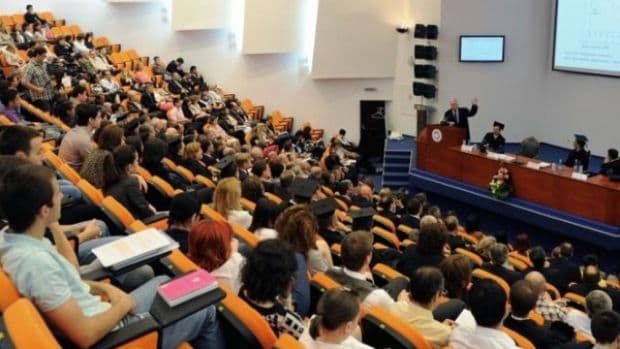 Unul din trei studenţi suceveni consideră că degeaba ai facultate dacă nu ai relaţii