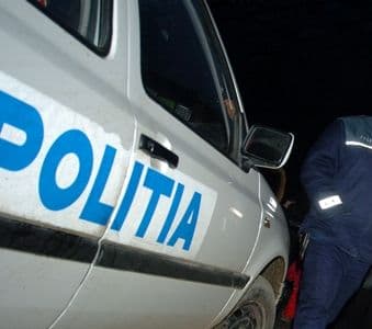 Tânăr din Dorohoi cercetat pentru ,,distrugere” a unui autoturism și a ușii Complexului ,,Dorotex”