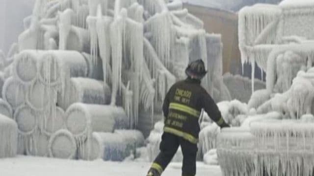SPECTACULOS: O clădire în flăcări la minus 46 de grade s-a transformat în palat de cleştar - VIDEO