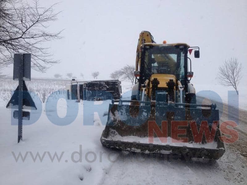 Două accidente produse astăzi în apropierea pădurii Brăiești. Un camion s-a răsturnat și unul a ajuns în șanț