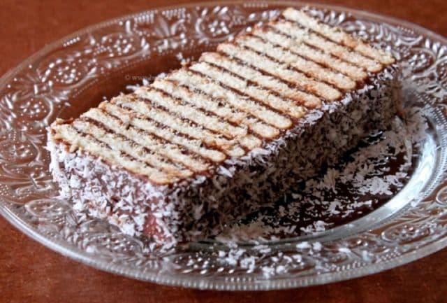 Prăjitură cu biscuiţi şi ciocolată