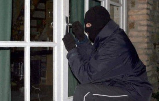 Trei tineri suspecţi de comiterea unor furturi reţinuţi de poliţişti