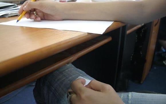 Vezi ce păţesc elevii care copiază la simulare
