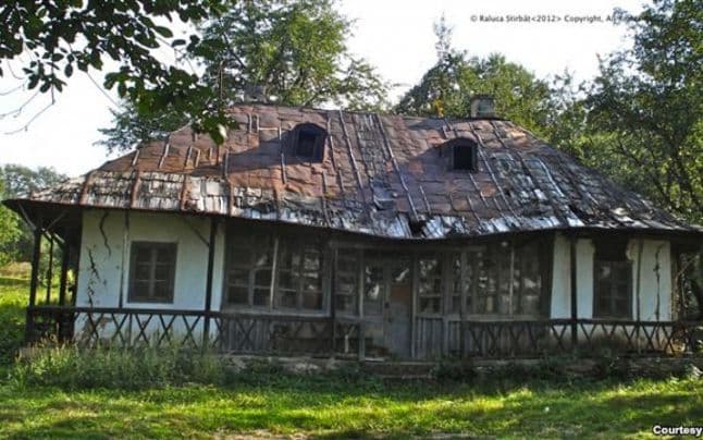 Casa în care a copilărit Enescu din Mihaileni, pe punctul de a se prăbuşi