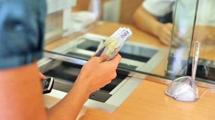 BCR va taxa persoanele care îşi plătesc facturile la ghişeele băncii