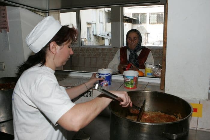 Vezi ce categorii de persoane beneficiază de Cantina de ajutor social care funcționează în cadrul DAS Dorohoi