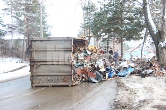 Un camion încărcat cu fier care mergea de la Dorohoi la Suceava, s-a răsturnat la ieşirea din pădurea de la Adâncata
