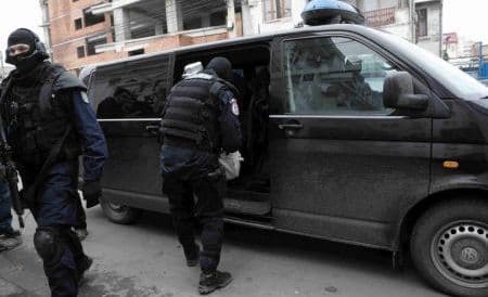 Percheziții la o firmă din Botoșani care exporta miez de nucă în ţările arabe