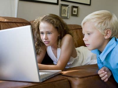 Copiii şi reţelele de socializare: Câţi părinţi verifică ce prieteni îşi fac copiii lor pe Facebook sau Messenger