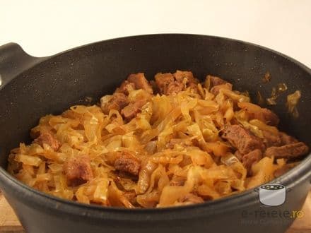 Mâncare de varză cu carne de porc