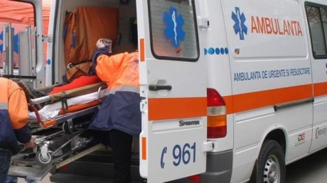 O femeie și fiul acesteia de 6 ani, au ajuns la spital din cauza unui dărăbănean grăbit