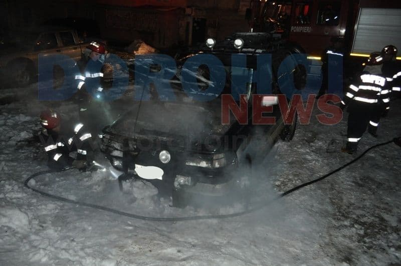 Mașină scoasă recent din service, distrusă parțial într-un incendiu pe Aleea Iasomiei din Dorohoi - VIDEO/FOTO