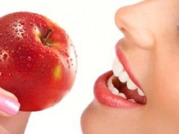 Află ce alimente trebuie să consumi ca să ai mereu respiraţia proaspătă