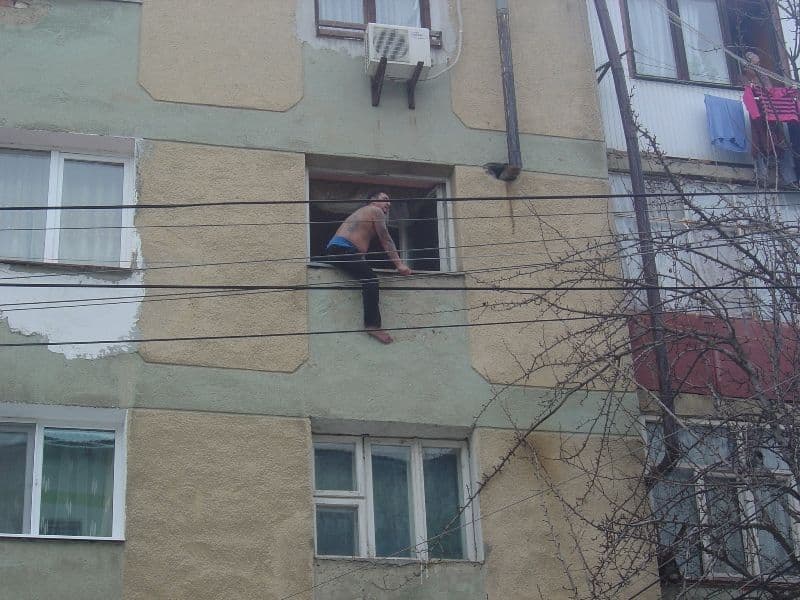 Dorohoian ajuns în pragul disperării, amenință că se aruncă de la etajul unui bloc din Cartierul Plevna - FOTO