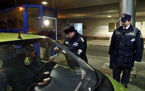 Mercedes Benz cu numere false oprit la frontieră