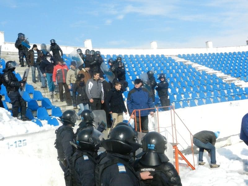 Exerciţiu tactic făcut de jandarmii botoșăneni pe Stadionul municipal din Botoşani