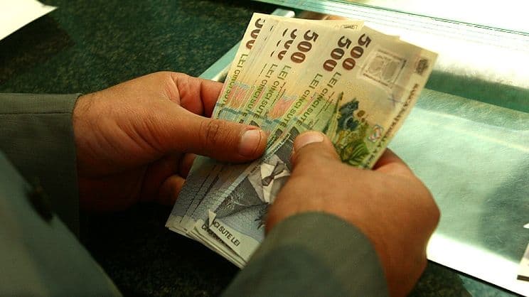 Vezi când vor primi producătorii agricoli banii pentru cererile depuse în 2012