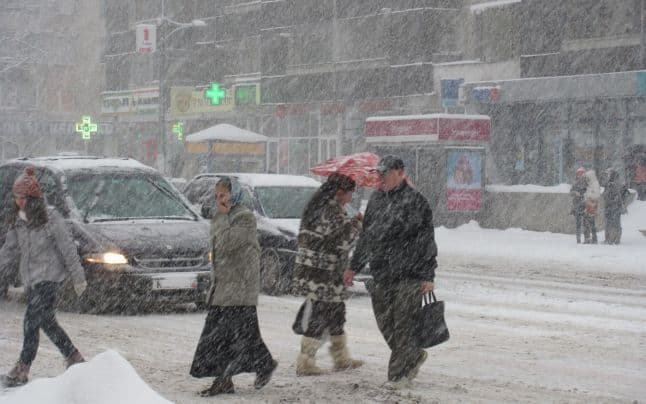 Nu scăpăm de ninsori şi ploi în weekend