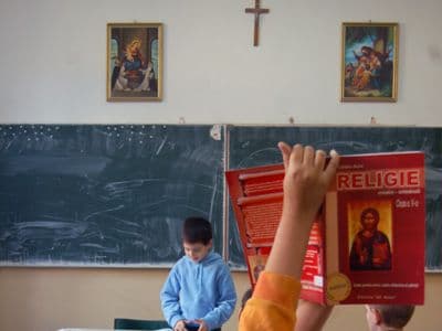 Dispută pe ora de religie în școli. Patriarhia: Ora de religie, obligatorie în 25 de state din 46