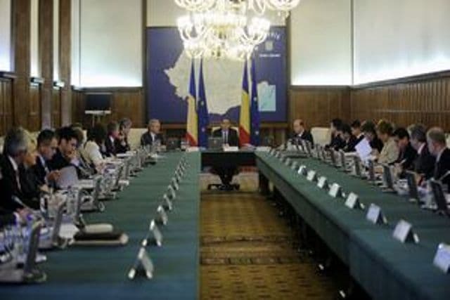 Senat: Ordonanţa care reduce numărul de posturi aferente cabinetelor demnitarilor, adoptată